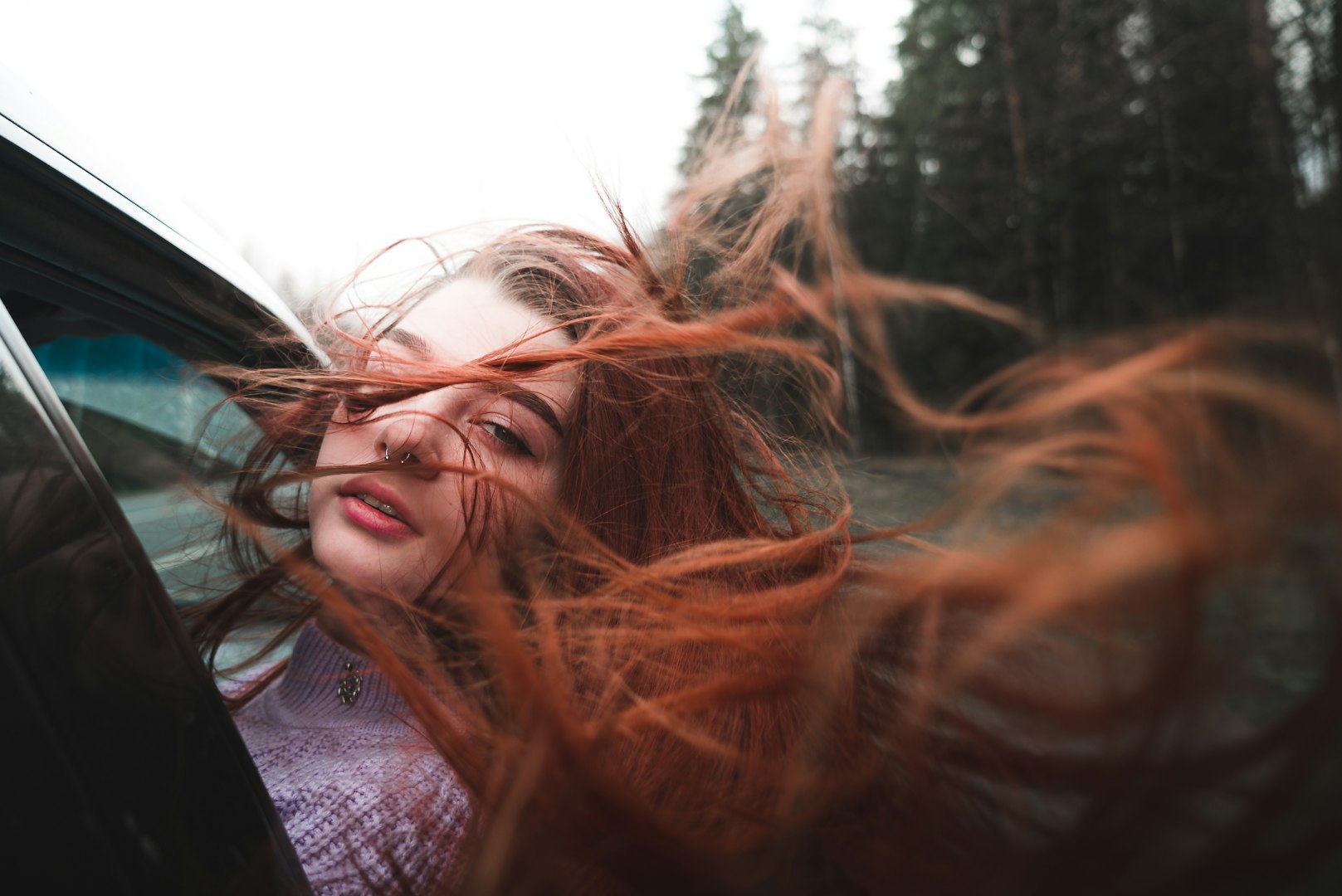 Femme aux cheveux long roux coiffure